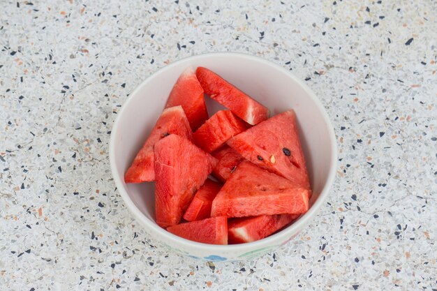 Foto frutas fatiadas na tigela, melancia vermelha.