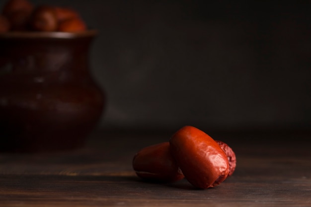 Frutas de fecha en mesa de madera