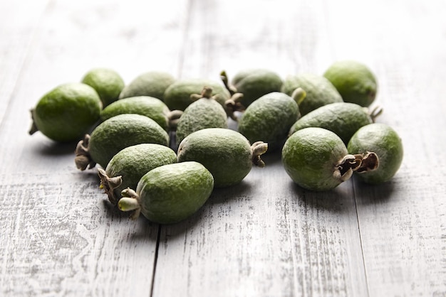 Frutas de feijoa o guayaba de piña en mesa de madera gris