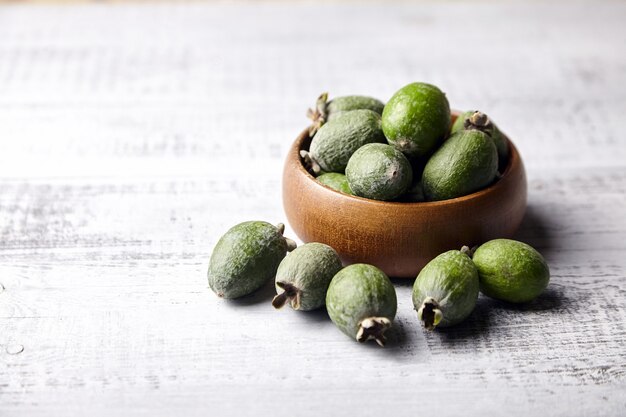 Frutas de feijoa o guayaba de piña en un tazón sobre la mesa de madera gris