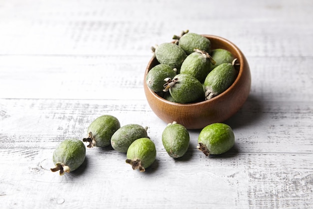 Frutas de feijoa o guayaba de piña en un tazón sobre una mesa de madera gris