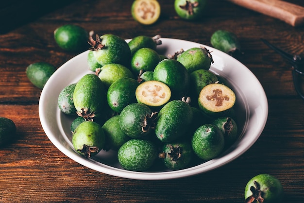 Frutas de feijoa verdes recién recogidas en un plato ligero