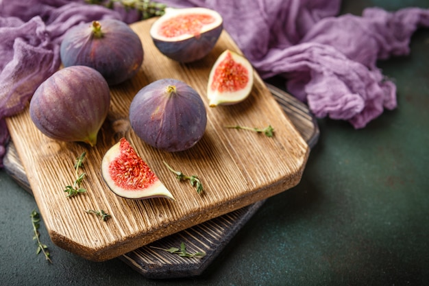 Frutas figo suculento em um fundo escuro