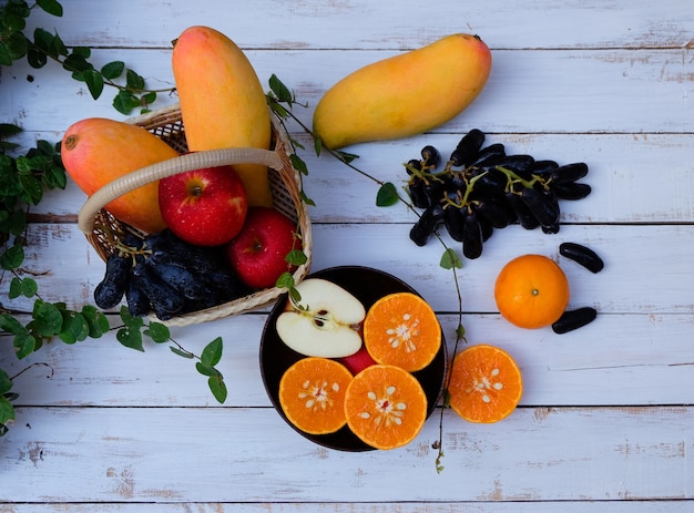 frutas en el fondo de madera