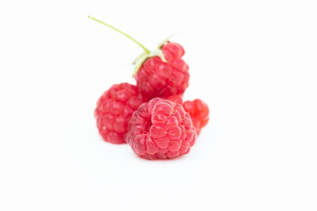 Frutas frambuesa sobre fondo blanco