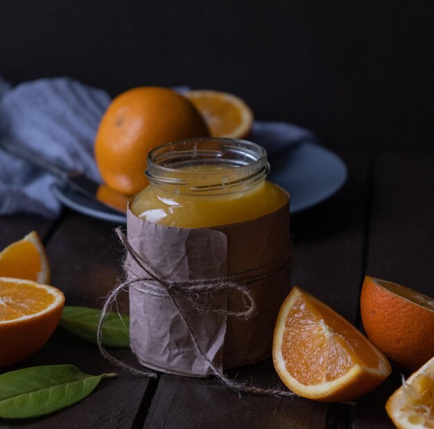 Foto frutas en frasco de vidrio en la mesa