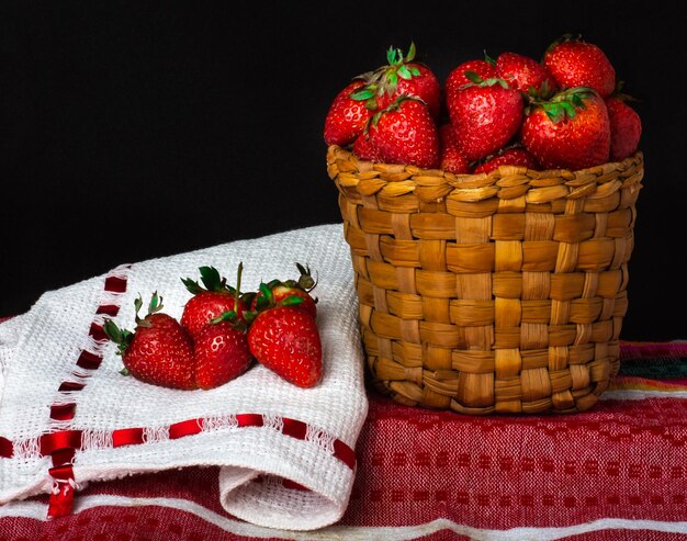 Frutas de fresa con fondo negro