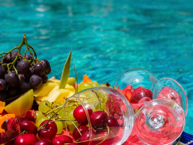 Frutas frescas à beira da piscina