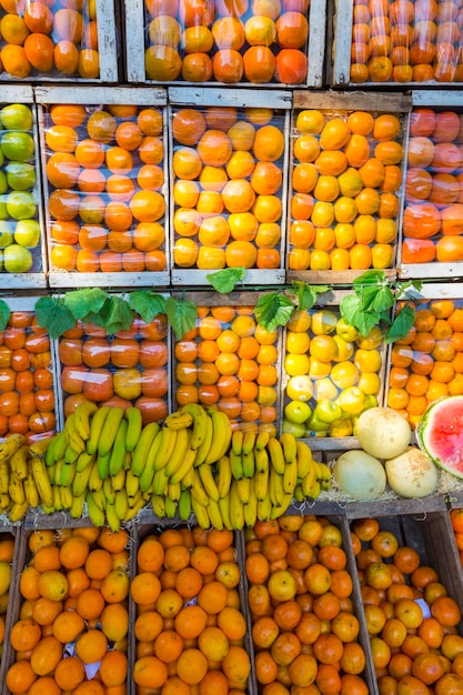 Frutas frescas à venda no mercado de frutas