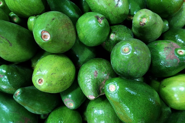 frutas frescas de aguacate en la vista superior como fondo