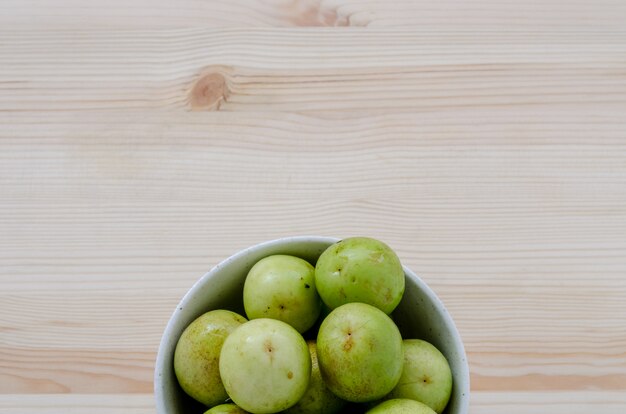 Frutas frescas de azufaifa en un tazón