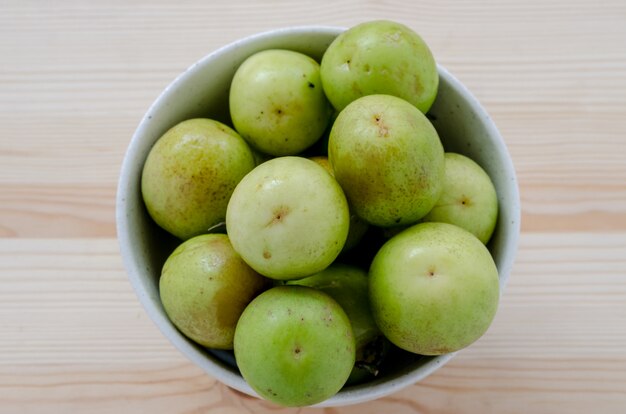 Frutas frescas de azufaifa en un tazón