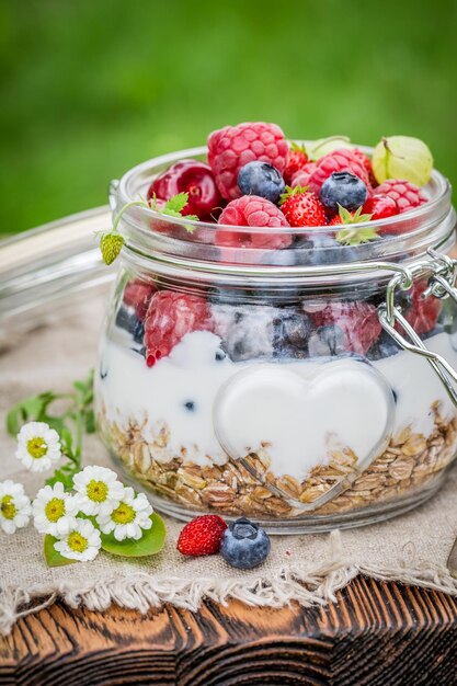 Frutas frescas de bayas y yogur con granola