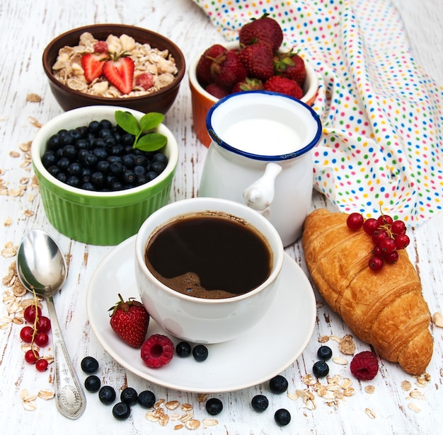 Frutas frescas, café e croissant