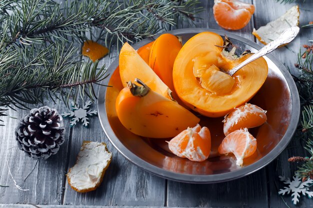 Frutas frescas de caqui y mandarina.