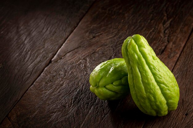 Frutas frescas de chayote en la mesa