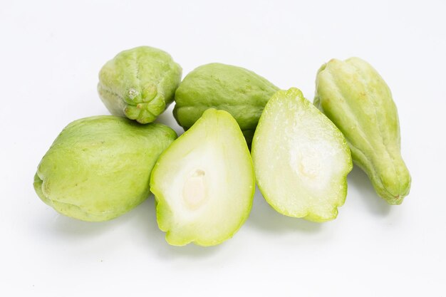 Frutas frescas de chayote sobre un fondo blanco