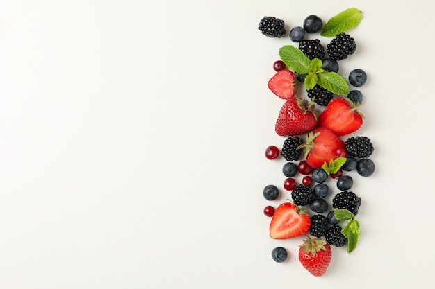 Frutas frescas com folhas de hortelã em branco