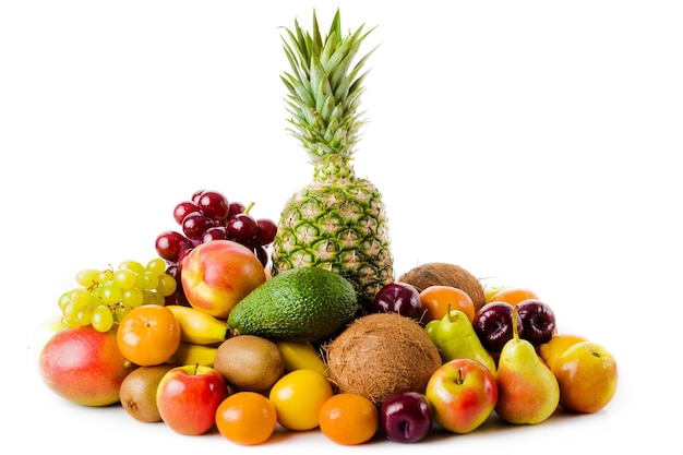 Frutas frescas contra un fondo blanco