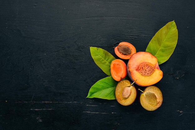 Frutas frescas Damasco pêssego ameixas nectarinas Em um fundo de madeira Vista superior Espaço livre para o seu texto