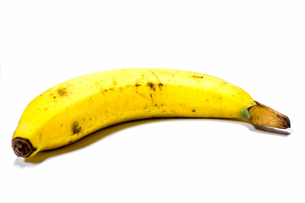 Frutas frescas de banana para nutrição de estilo de vida saudável em fundo branco.
