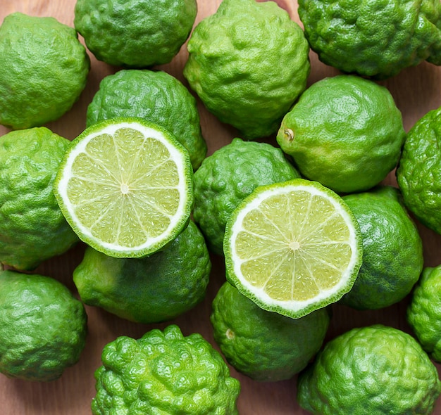 Foto frutas frescas de bergamota na mesa de madeira, textura de bergamota closeup