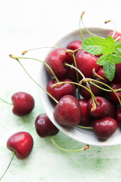 Frutas frescas de cerejas vermelhas na tigela