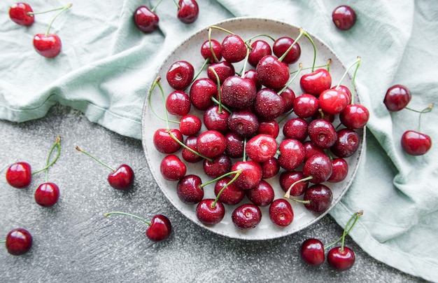 Frutas frescas de cerejas vermelhas na tigela