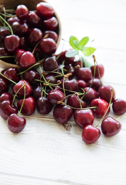 Frutas frescas de cerejas vermelhas na tigela