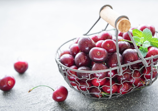 Frutas frescas de cerejas vermelhas