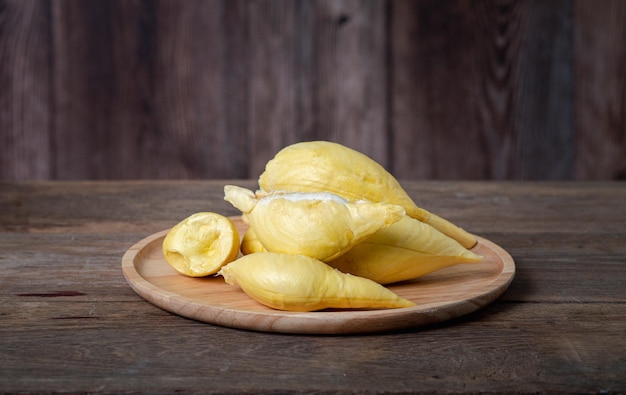 Frutas frescas de durian em fundo de madeiraxum rei de frutas da tailândia na temporada de verão saboroso durian que foi descascado