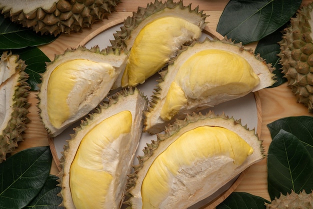 Frutas frescas de Durian na placa preta Frutas de Durian com casca o rei das frutas em fundo de madeira