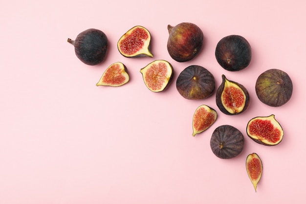 Frutas frescas de figo e fatias em rosa, copie o espaço