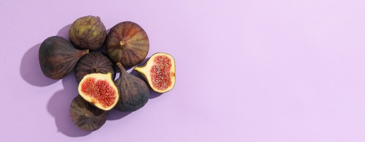 Foto frutas frescas de figo em violeta, copie o espaço