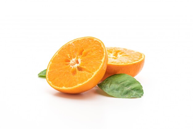 Frutas frescas de laranja em fundo branco