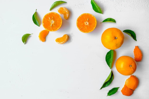 Frutas frescas de laranja em uma mesa branca