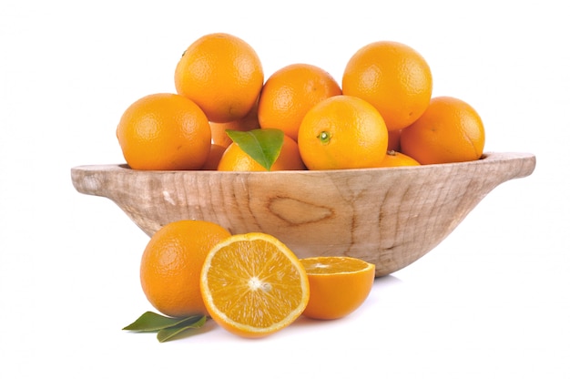 Frutas frescas de laranja em uma tigela de madeira