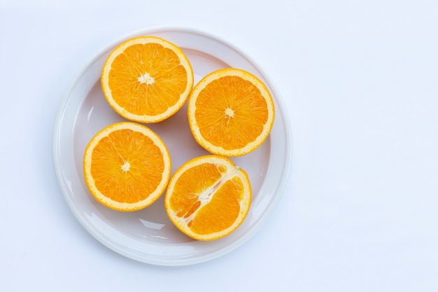 Frutas frescas de laranja na superfície branca