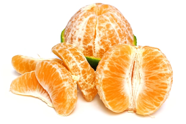 Frutas frescas de laranja sobre fundo branco