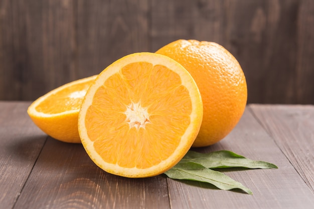 Frutas frescas de laranjas orgânicas na mesa de madeira