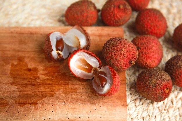 Frutas frescas de lichia na tábua de madeira