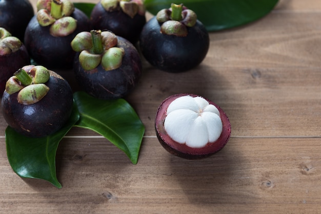 Frutas frescas de mangostão em cima da mesa de madeira, rainha das frutas na Tailândia