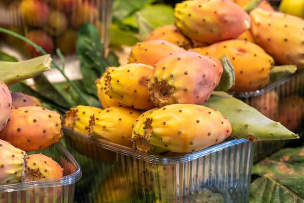 Frutas frescas de opuntia ou cacto no balcão do mercado Frutas exóticas fecham