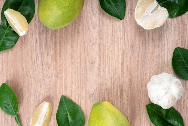 Frutas frescas de pomelo no fundo da mesa de madeira brilhante