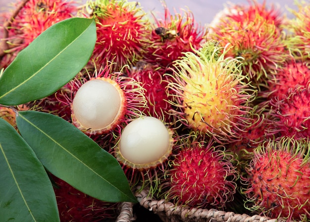 Frutas frescas de Rambutan na cesta