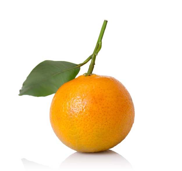 Frutas frescas de tangerina e folhas verdes