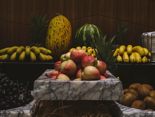 Foto frutas frescas y deliciosas en el buffet del hotel