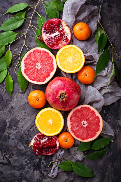 Frutas frescas disecadas. Granada, naranja, pomelo y mandarina. Enfoque selectivo