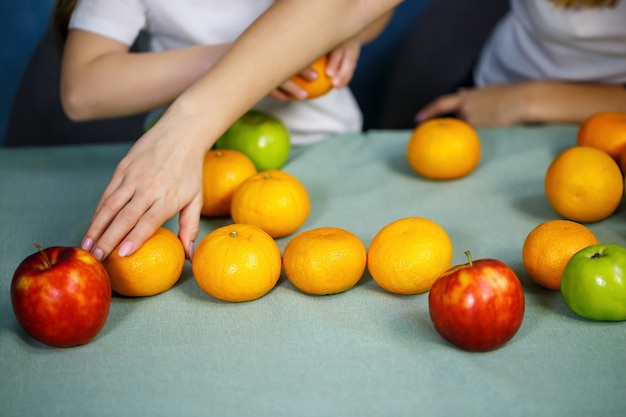 Frutas frescas e brilhantes dispostas na mesa