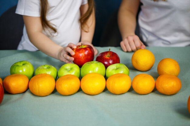 Foto frutas frescas e brilhantes dispostas na mesa
